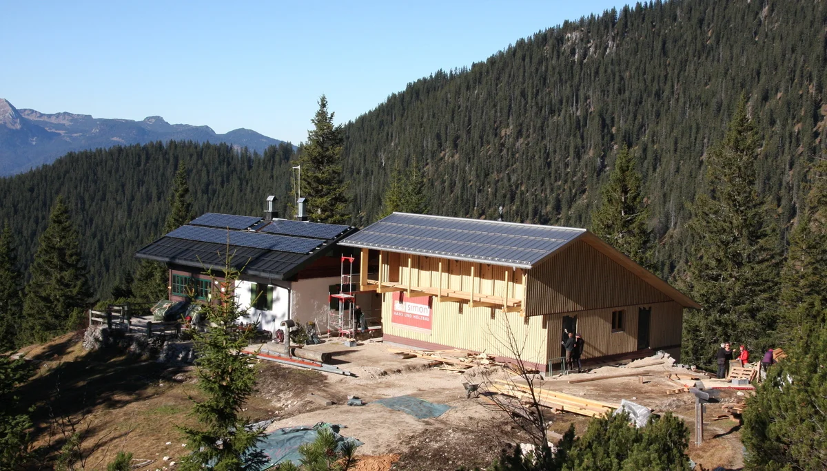 Neuer Anbau Hochlandhütte während der Aufräumarbeiten | © DAV Sektion Hochland e.V. | Martin Schmengler