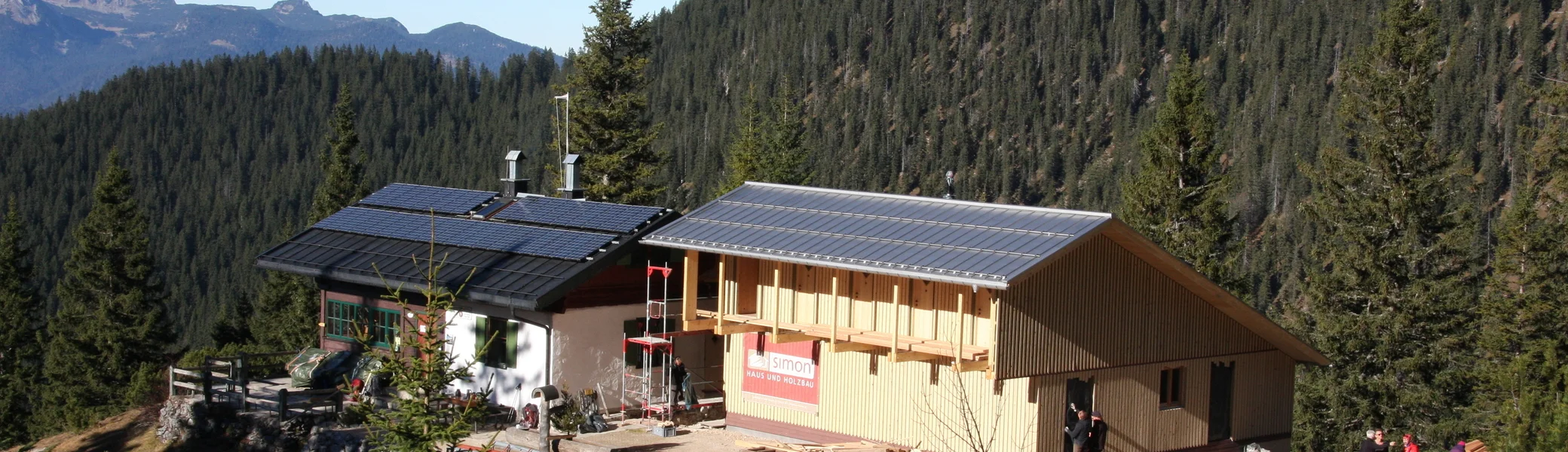 Neuer Anbau Hochlandhütte während der Aufräumarbeiten | © DAV Sektion Hochland e.V. | Martin Schmengler