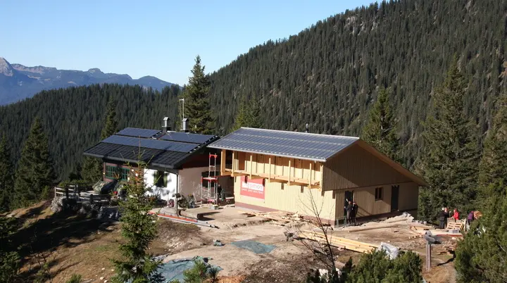 Neuer Anbau Hochlandhütte während der Aufräumarbeiten | © DAV Sektion Hochland e.V. | Martin Schmengler