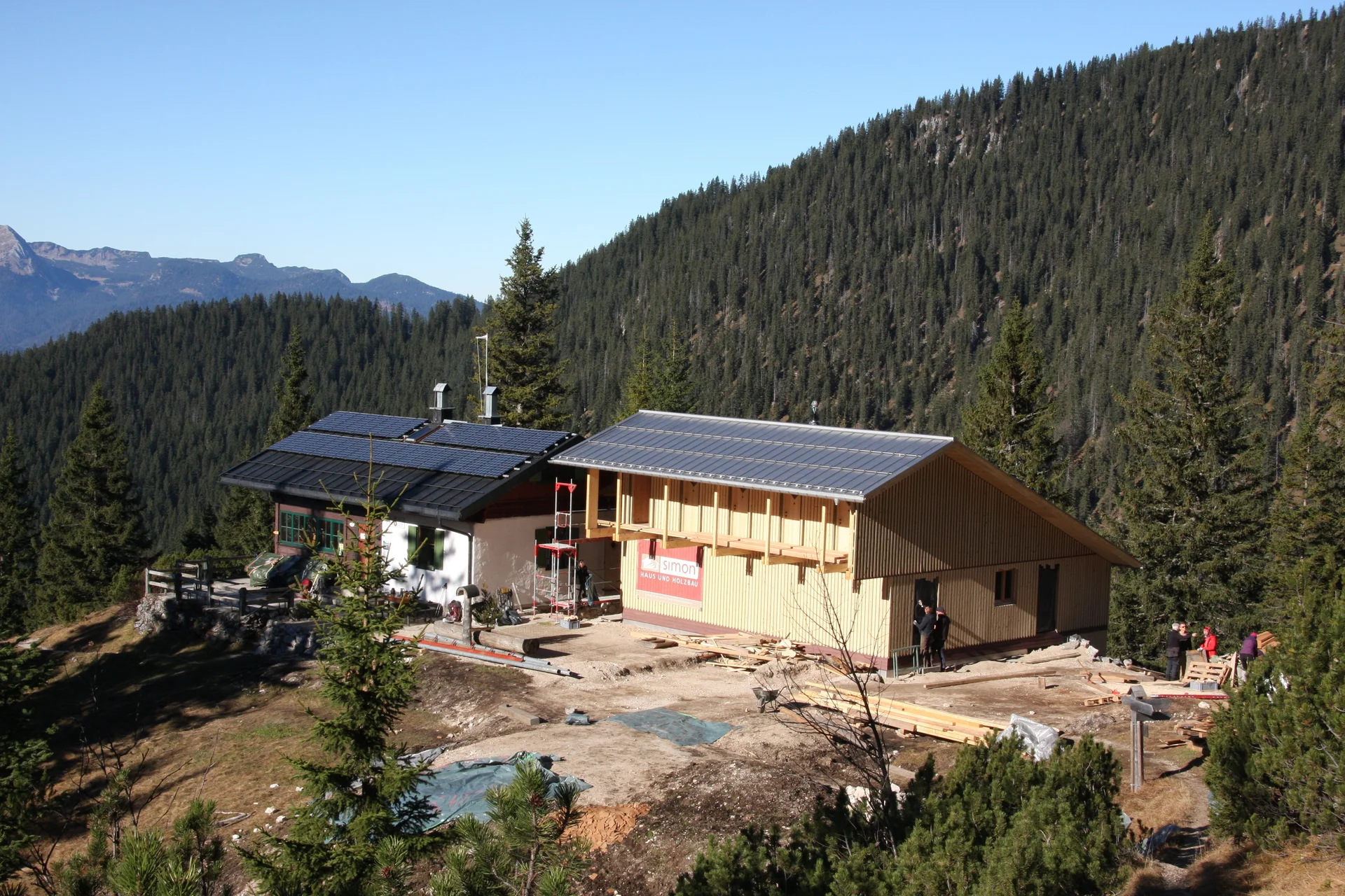 Neuer Anbau Hochlandhütte während der Aufräumarbeiten | © DAV Sektion Hochland e.V. | Martin Schmengler