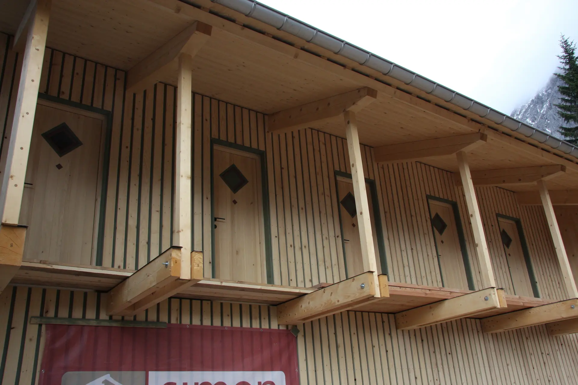 Zugänge zu den Zimmern im neuen Anbau Hochlandhütte | © DAV Sektion Hochland e.V. | Martin Schmengler