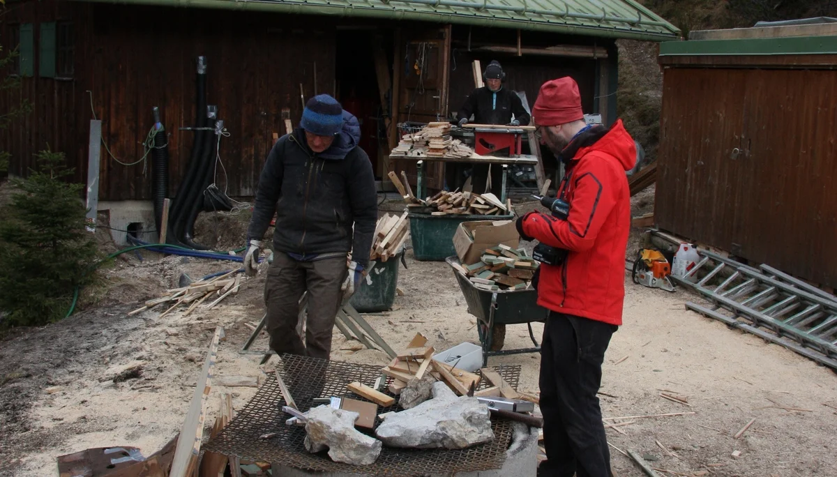 Bauholzbeseitigung bei den Aufräumarbeiten zum neuen Anbau der Hochlandhütte | © DAV Sektion Hochland e.V. | Martin Schmengler