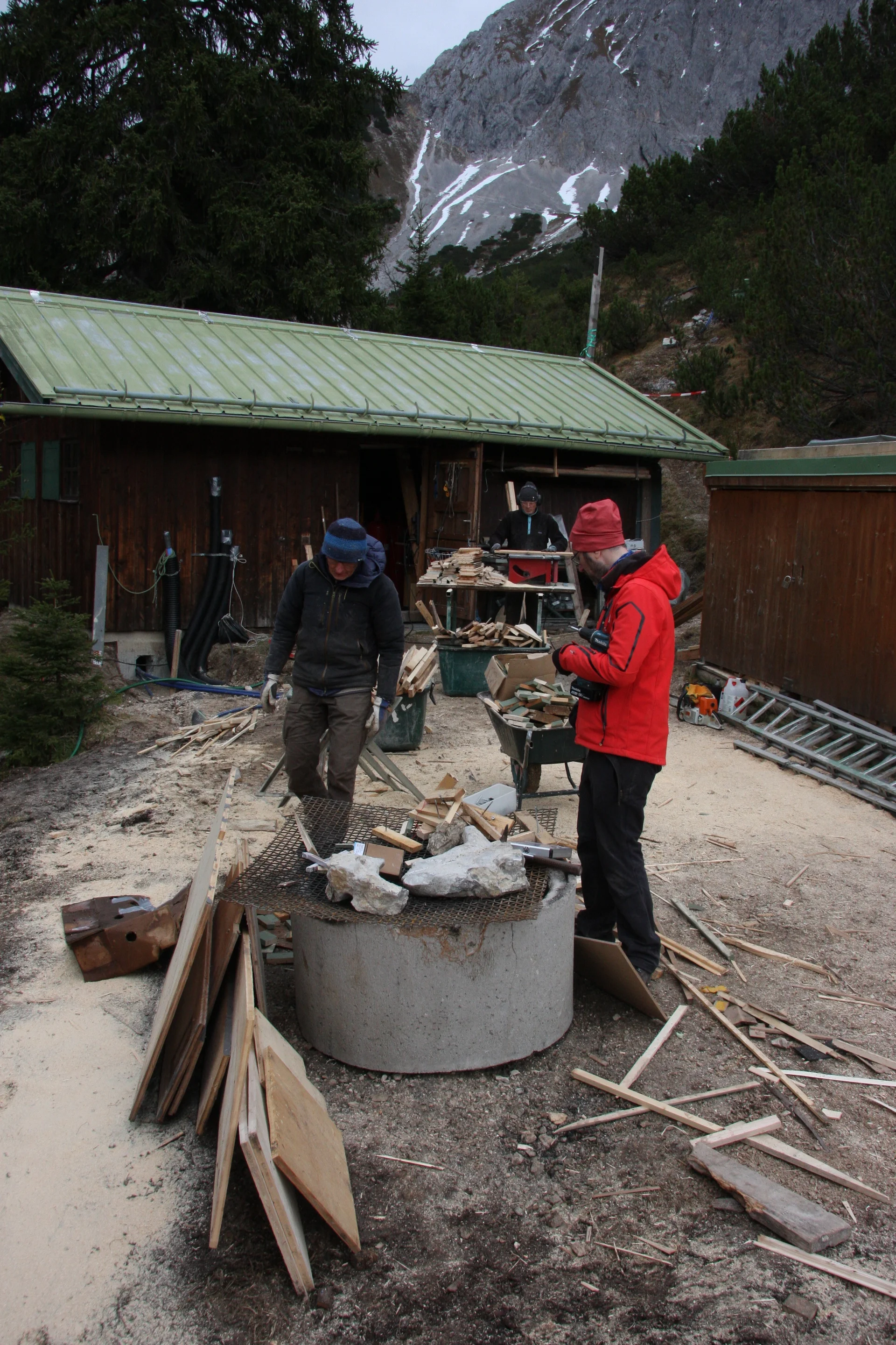 Bauholzbeseitigung bei den Aufräumarbeiten zum neuen Anbau der Hochlandhütte | © DAV Sektion Hochland e.V. | Martin Schmengler