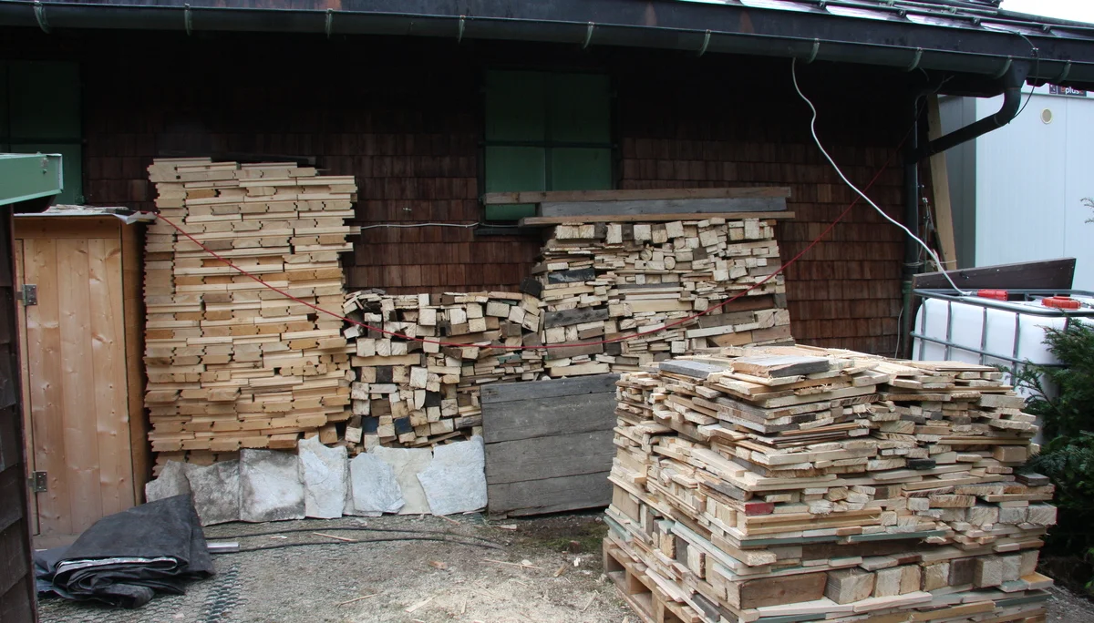 Holzstoß aus Bauholz | © DAV Sektion Hochland e.V. | Martin Schmengler