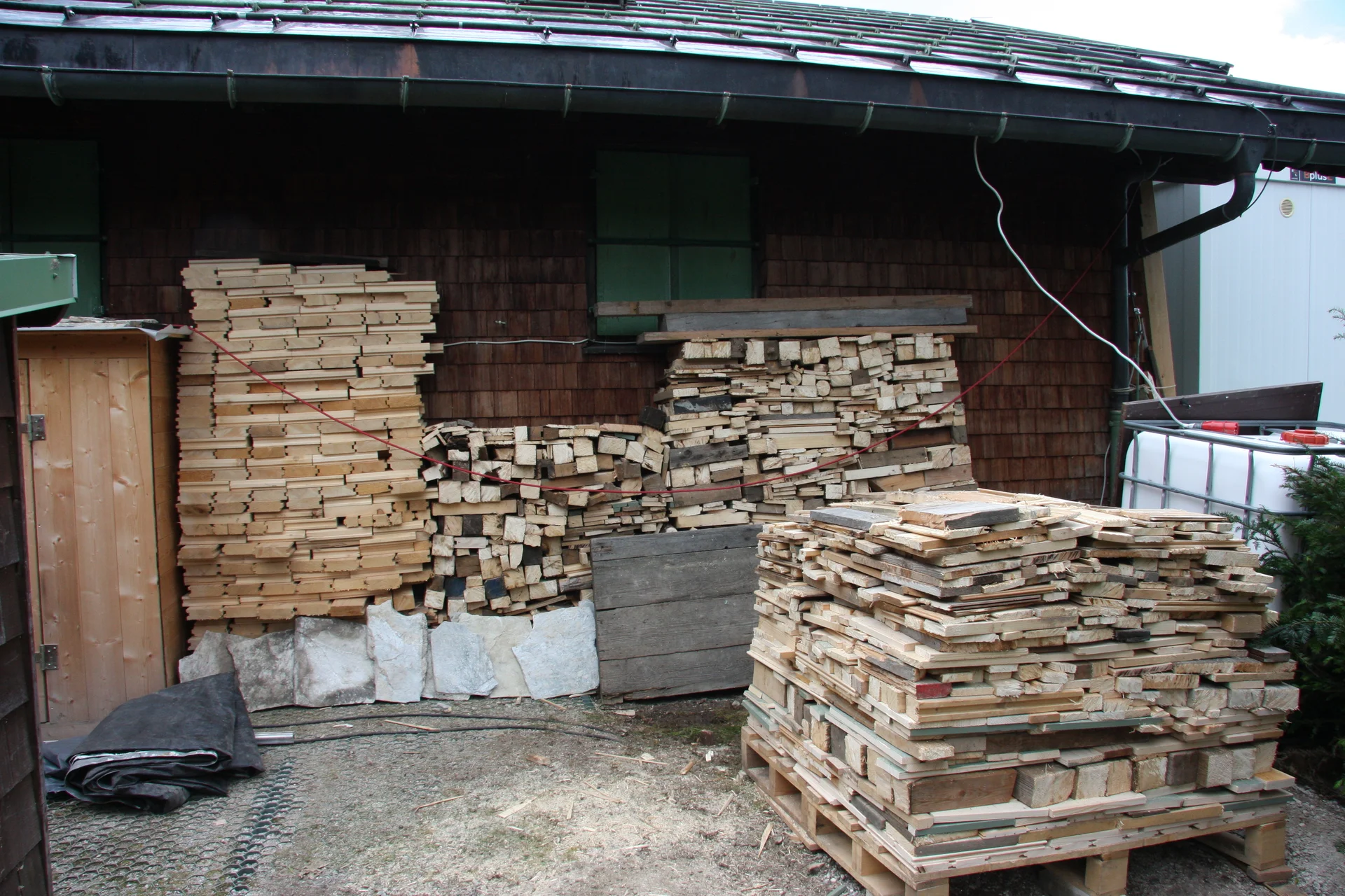 Holzstoß aus Bauholz | © DAV Sektion Hochland e.V. | Martin Schmengler