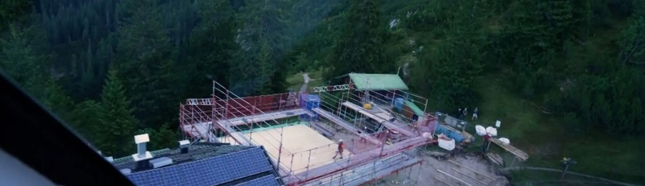 Blick aus dem Hubschrauber: Die "HolaHü", die Hochlandhütte über Mittenwald, wird saniert.  | © Bayerischer Rundfunk 2025