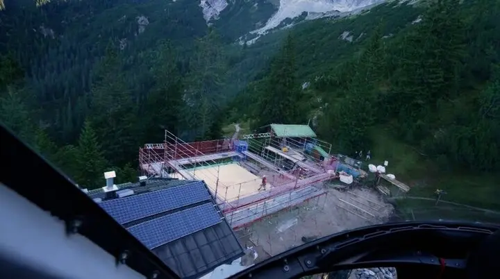 Blick aus dem Hubschrauber: Die "HolaHü", die Hochlandhütte über Mittenwald, wird saniert.  | © Bayerischer Rundfunk 2025