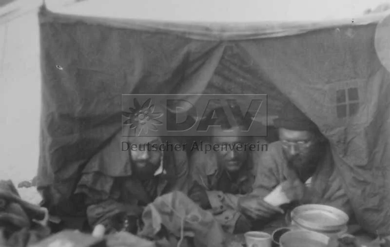 Karl Wien, Erwin Schneider und Eugen Allwein im Zelt im Hochlager am Pik Lenin 1928 | © Historisches Alpenarchiv