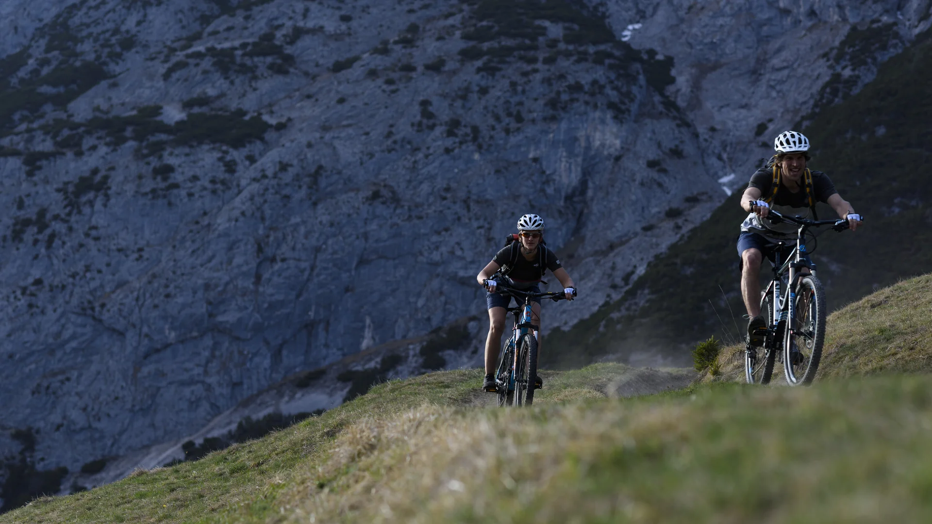 Zwei Mountainbiker fahren einen Trail in den Bergen hoch. | © DAV/Wolfgang Ehn