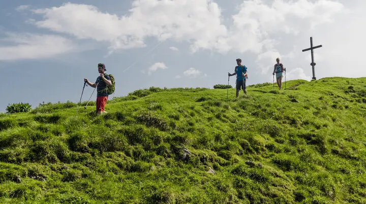 Drei Wanderer auf den grünen Berghängen der Chiemgauer Alpen | © DAV/Hans Herbig