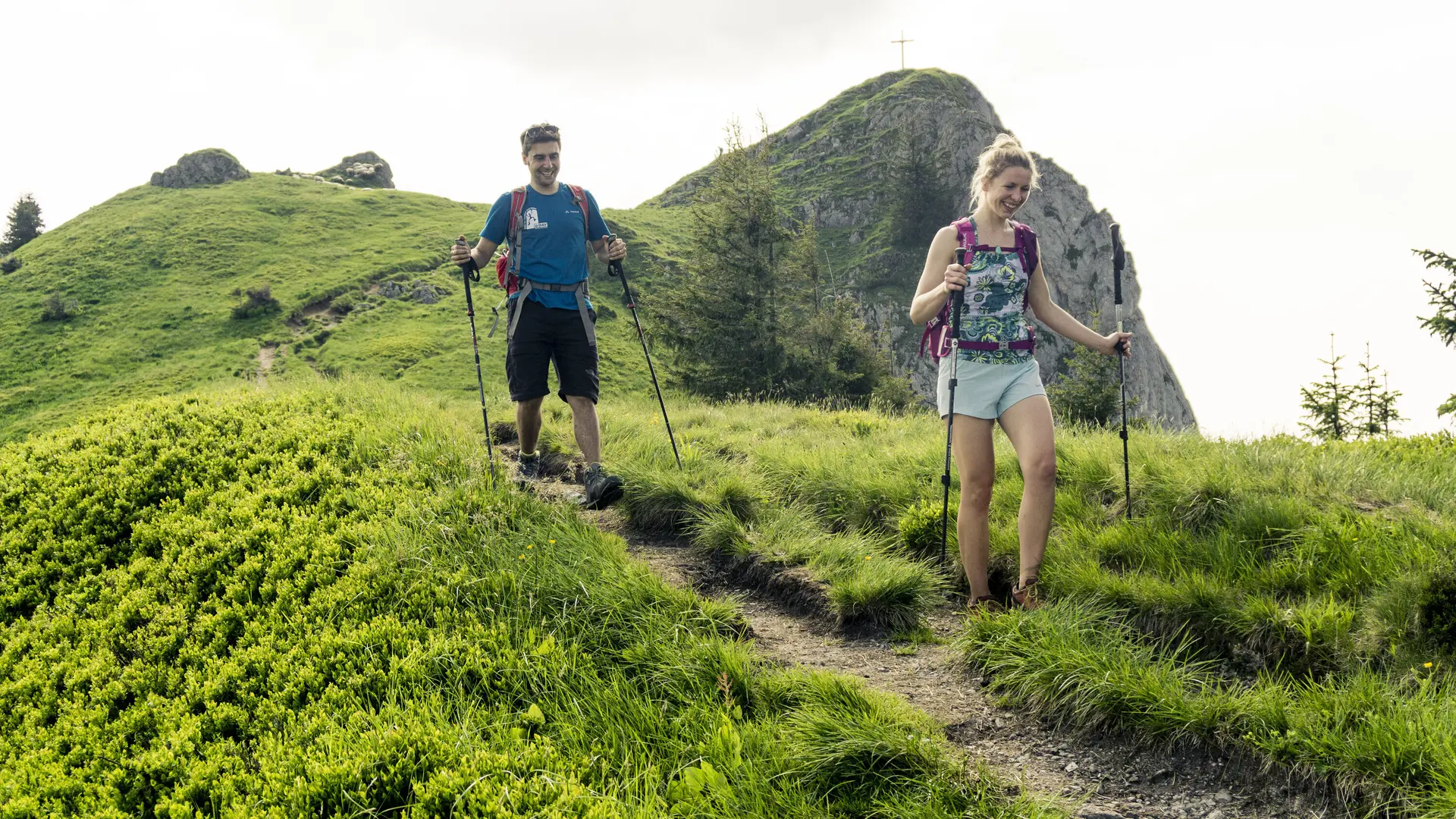 Zwei Wanderer auf den grünen Berghängen der Chiemgauer Alpen | © DAV/Hans Herbig