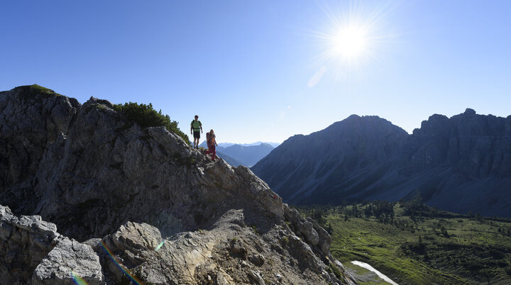 Panoramaaufname von Berggipfeln mit zwei Wanderern | © DAV/Wolfgang Ehn