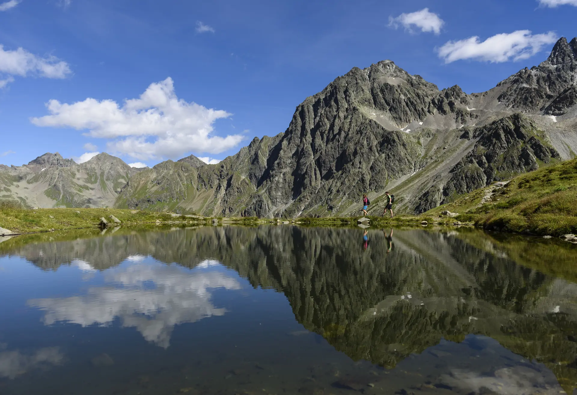 Wandern an einem Bergsee | © DAV/Wolfgang Ehn