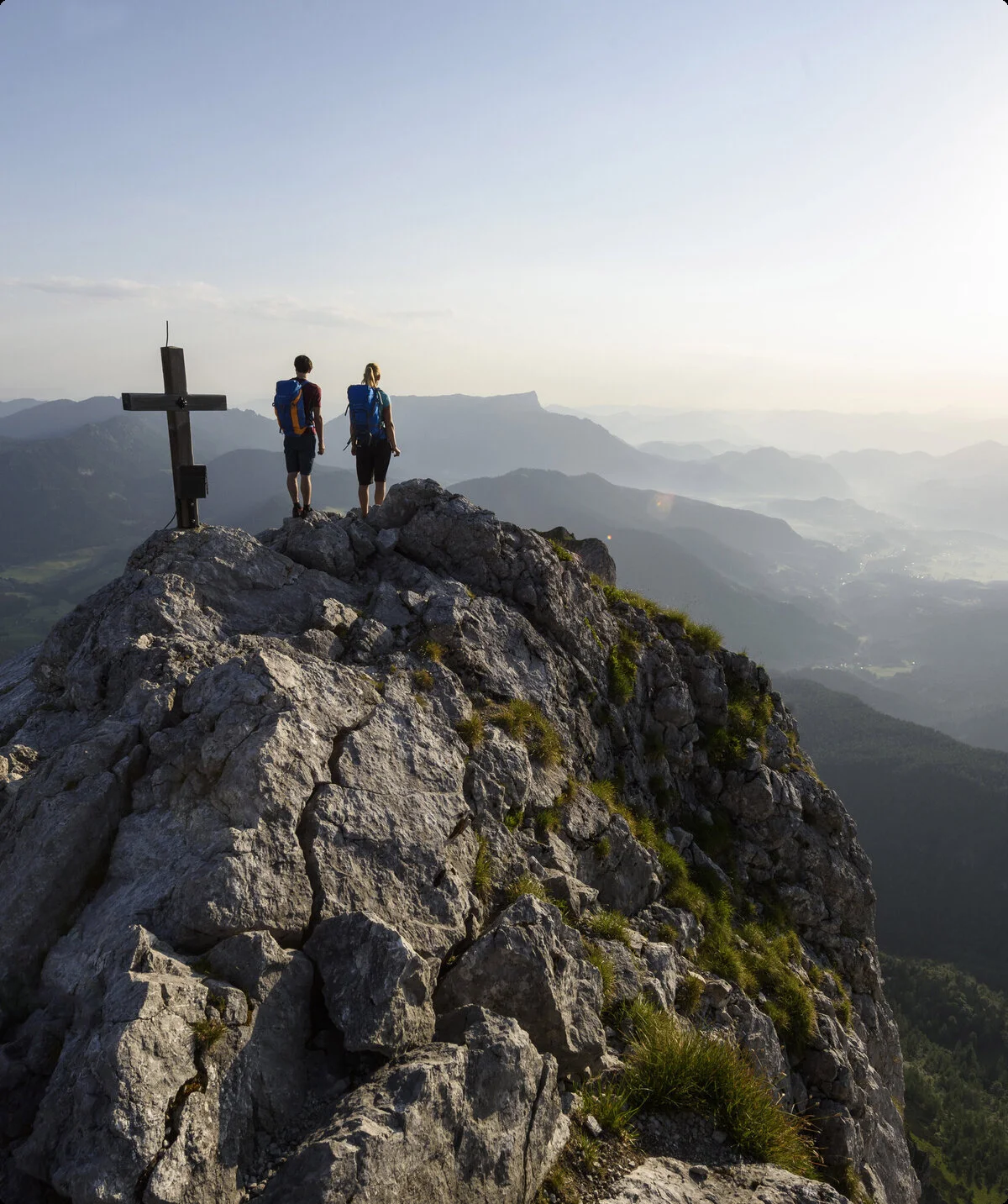 Auf dem Gipfel: Zwei Wanderer aus der Ferne auf eine Berggipfel | © DAV/Wolfgang Ehn