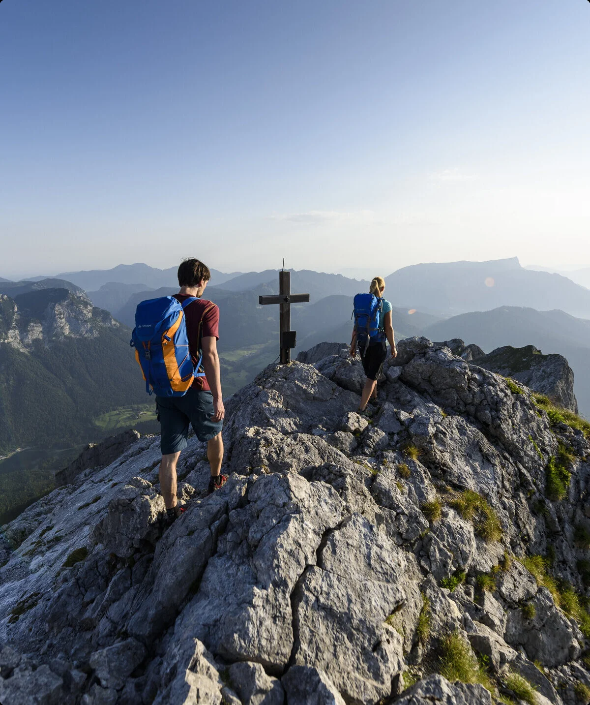 Auf dem Gipfel: Zwei Wanderer aus der Ferne auf eine Berggipfel | © DAV/Wolfgang Ehn