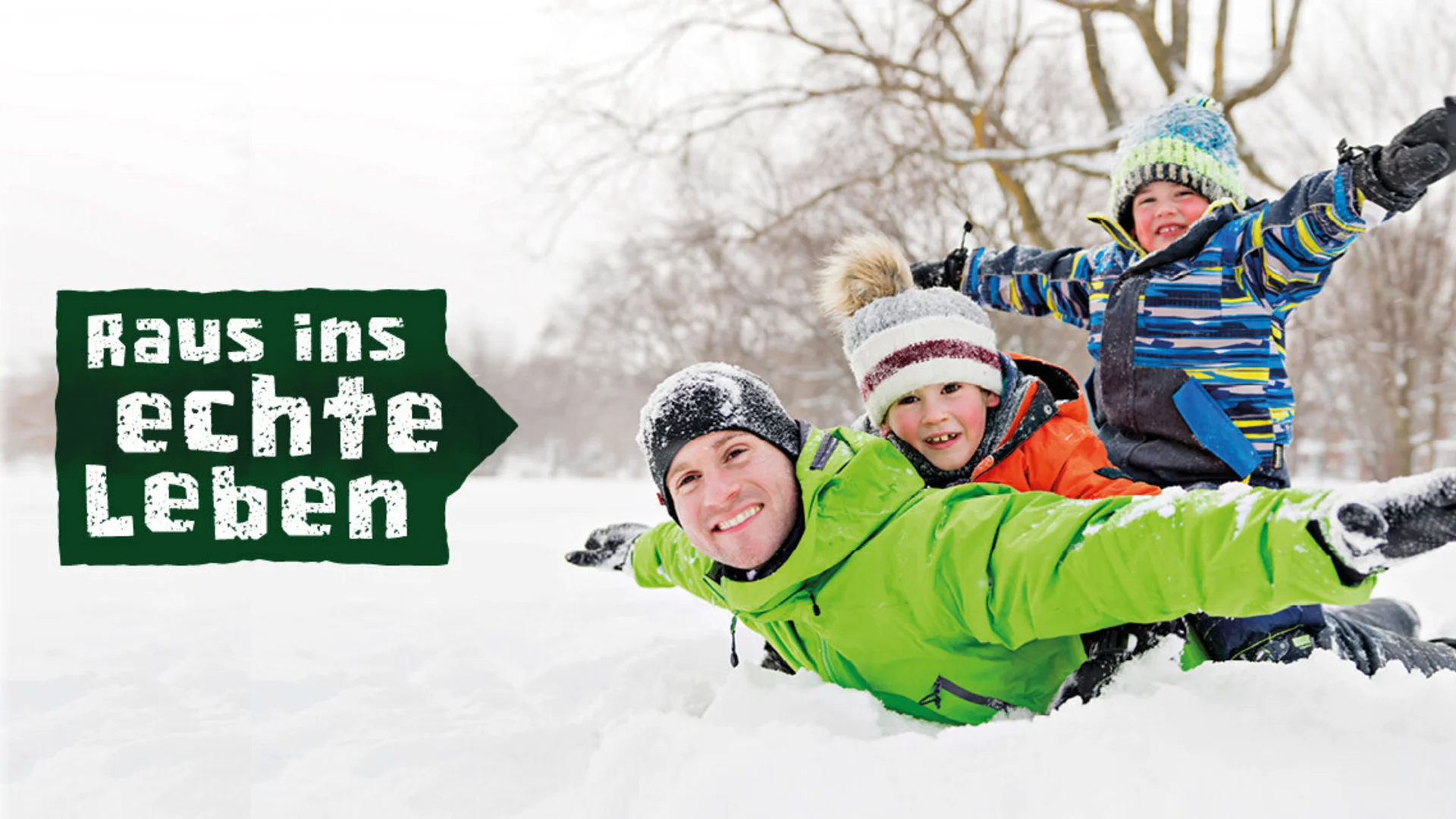 Foto aus der Kampagne des DAV: Raus ins echte Leben: eine Familie spielt im Schnee | © Pololia / Adobe Stock