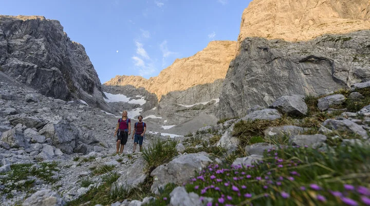 Zwei Wanderer in einem Geröllfeld | © DAV/Wolfgang Ehn