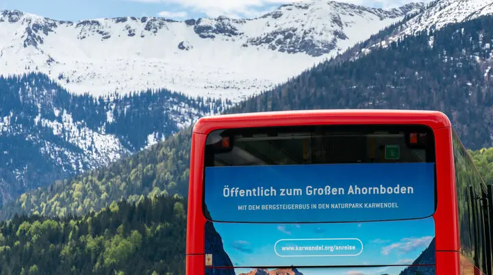 Der Bergsteigerbus – von hinten fotografiert -  fährt in die Alpen | © DAV/Tobias Hipp